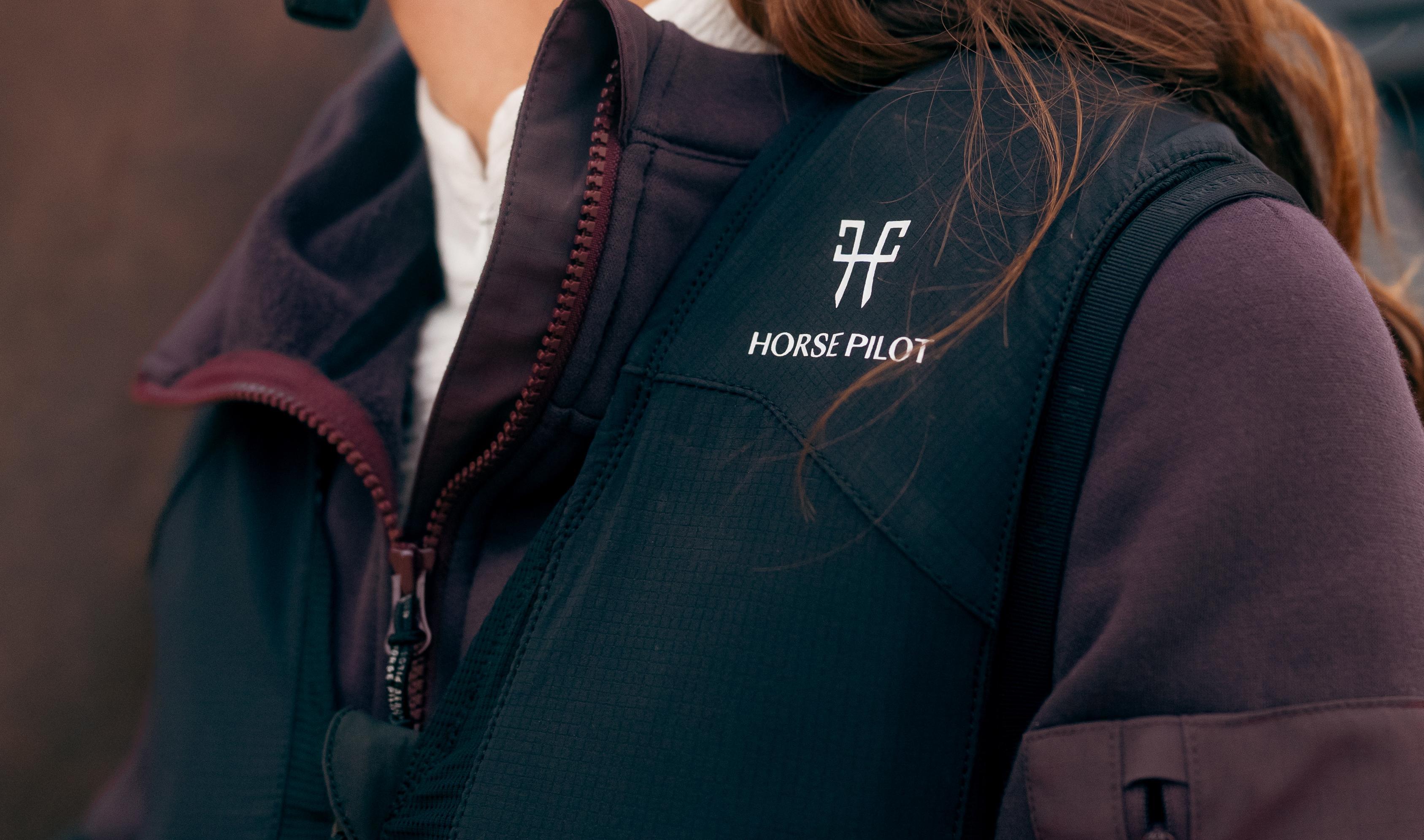 Nahaufnahme des Horse Pilot Logos auf einer E-Twist'Air Airbagweste.