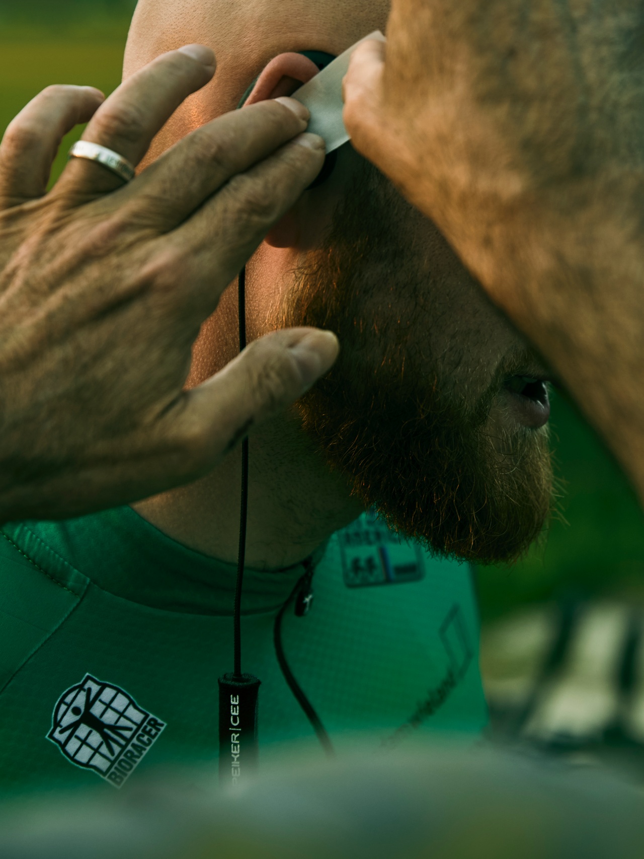 Fritz Geers befestigt sein Standard-Headset (mono) am Ohr mit einem Klebeband.