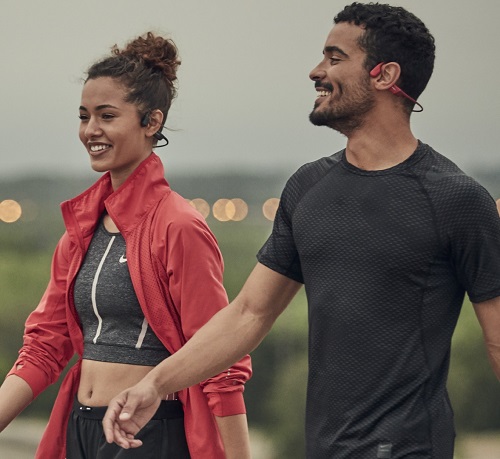 Zwei Sportler tragen das OpenRun Pro 2 Mini beim Laufen im Freien. Zwei Sportler tragen das OpenRun Pro 2 Mini beim Laufen im Freien.