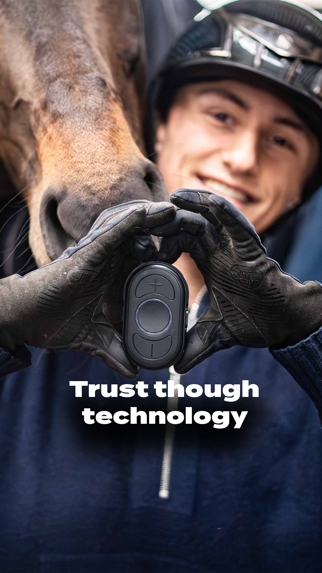 Ein Mann lächelt in die Kamera. Neben seinem Gesicht ist der Kopf eines Pferdes zu sehen. Mit beiden Händen hält er ein CEECOACH PLUS. Im unteren Bereich des Bildes steht: „Vertrauen durch Technik“.