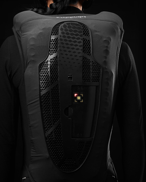 Person trägt die E-Twist Air von Horse Pilot. Person trägt die E-Twist Air von Horse Pilot_In&Box-Steuereinheit_von hinten.