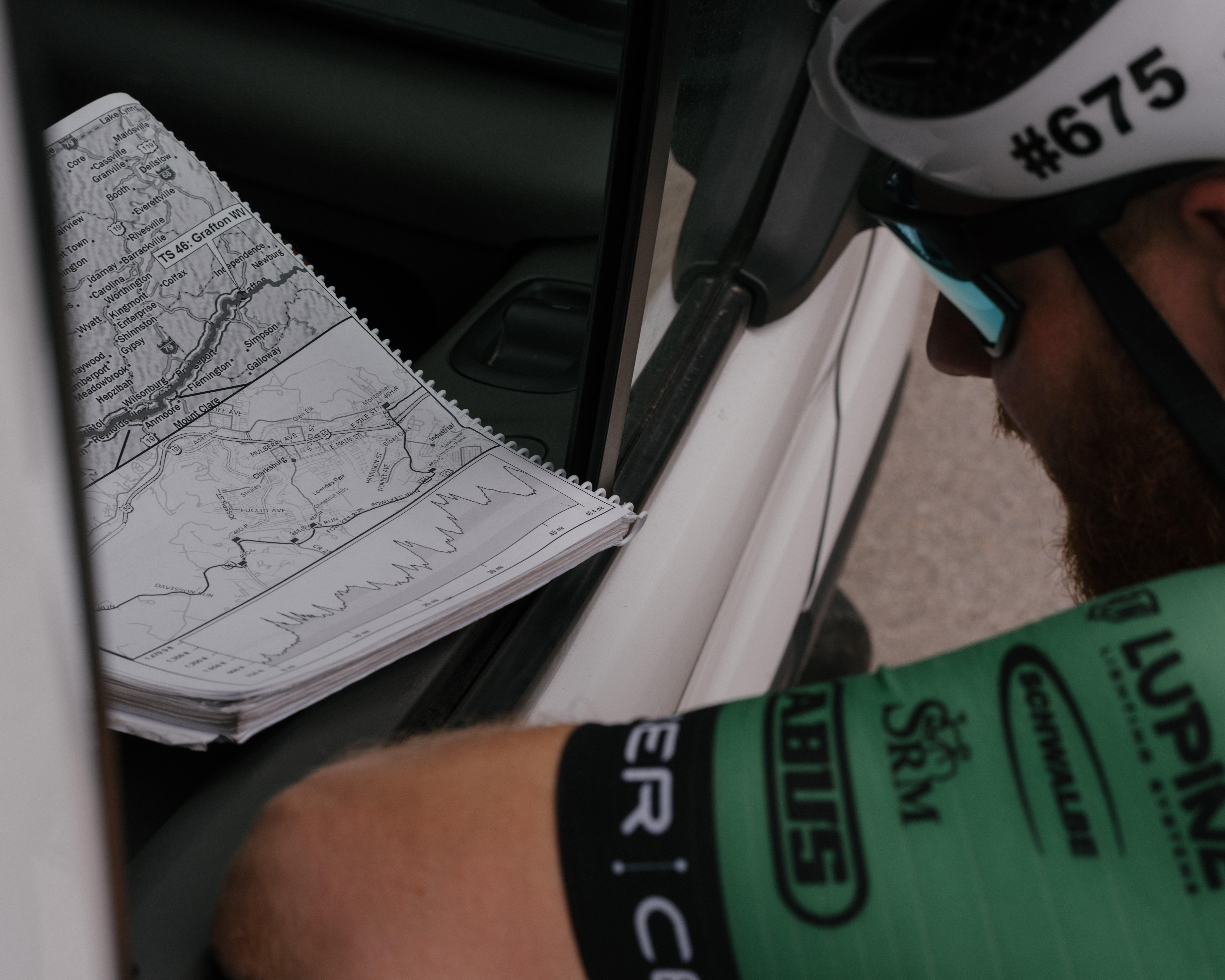 Fritz Geers studiert eine Landkarte für seine Mountainbike-Tour. Race Across America.