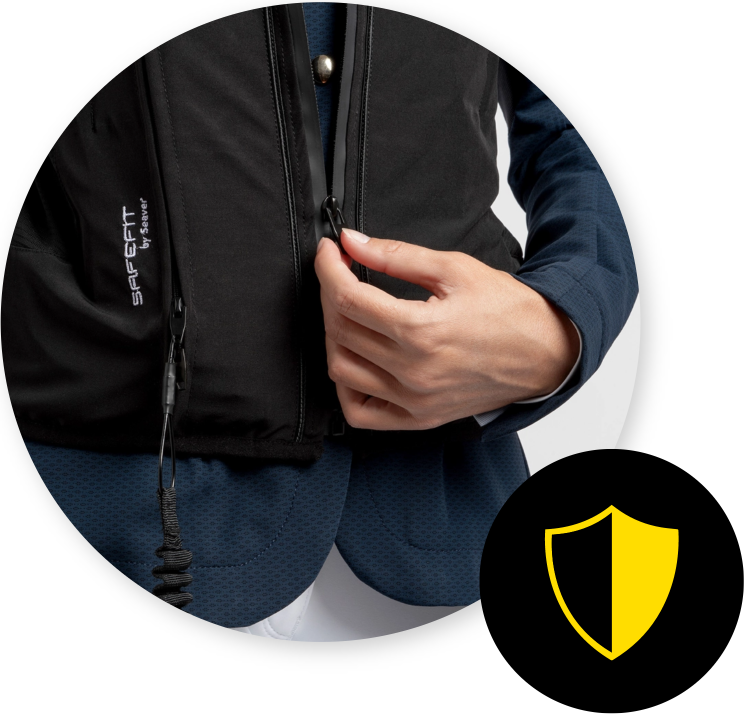 Hand_Reißverschluss-Sicherheitsweste Safefit by Seaver mit gelbem Schildsymbol CEESAFE_Hand schließt die Reißverschluss-Sicherheitsweste Safefit by Seaver mit gelbem Schildsymbol