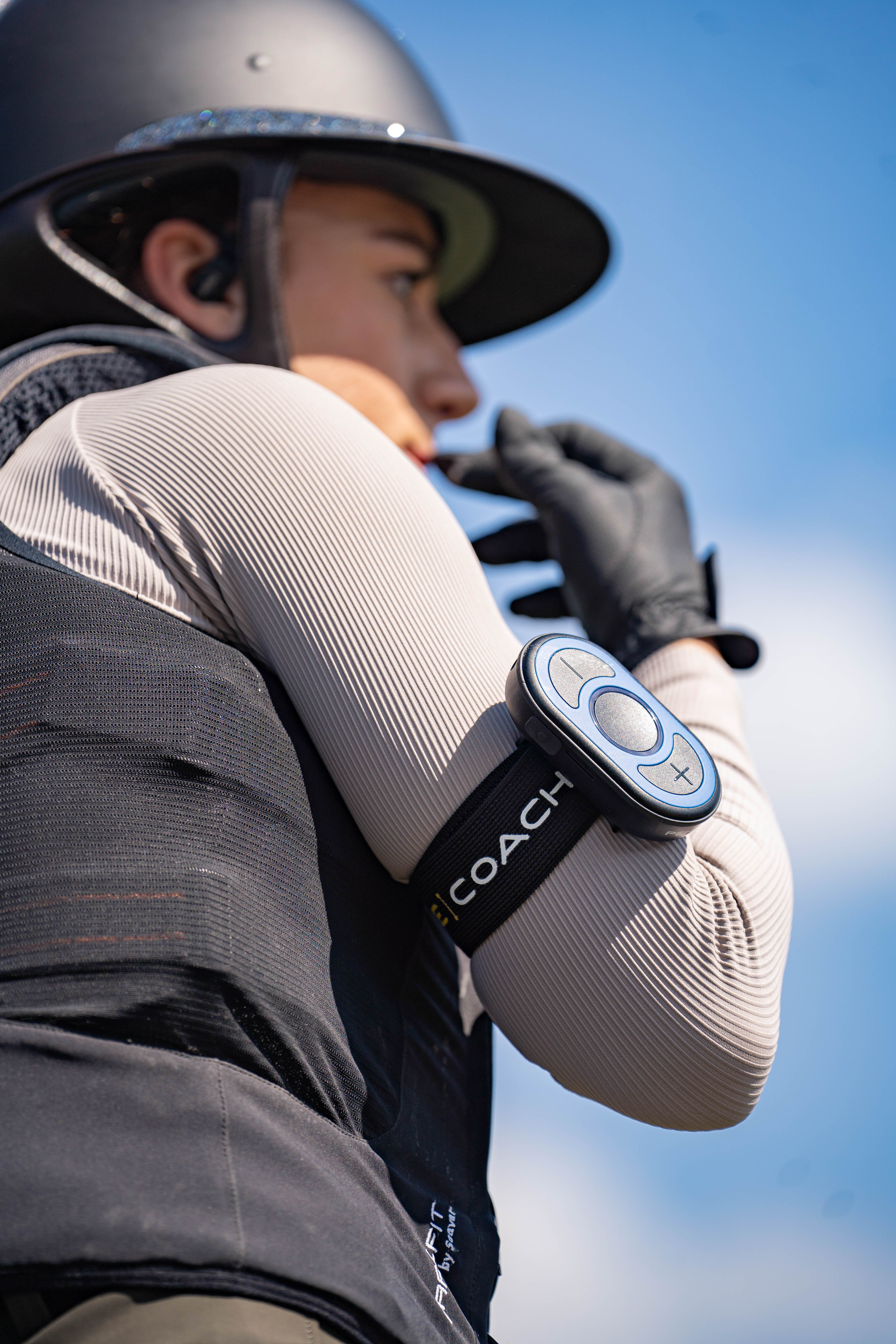 Eine Frau trägt am Arm den CEECOACH PLUS.