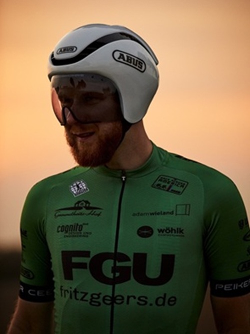 Fritz Geers von vorne im grünen Trikot und Helm. Auf seiner Brust steht: „FGU – fritzgeers.de