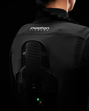 Nahaufnahme einer Person von hinten, mit Horse Pilot E-Twist'Air Airbag-Weste. Nahaufnahme einer Person von hinten, die ihre Horse Pilot E-Twist'Air Airbag-Weste anhat.