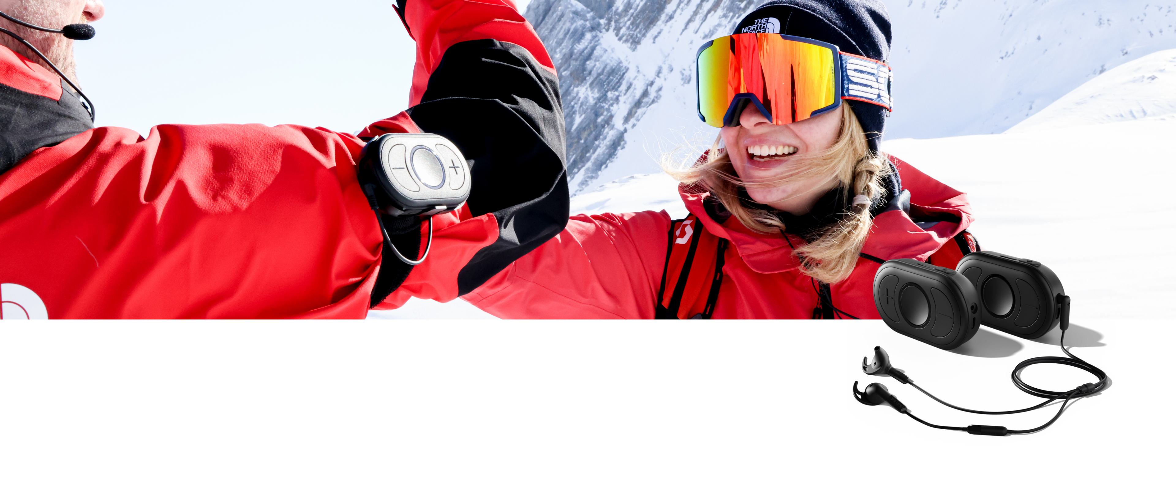 Eine Frau und ein Mann in roter Skyausrüstung_CEECOACH PLUS am Arm_High-Five_im Vordergrund CEECOACH PLUS DUO in schwarz und Headset Eine Frau und ein Mann in roter Skyausrüstung_CEECOACH PLUS am Arm_High-Five_im Vordergrund CEECOACH PLUS DUO in schwarz und Headset