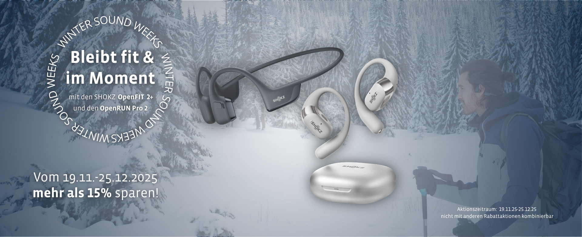 Ein Winter-Werbebanner zeigt einen Mann, der mit Rucksack durch verschneiten Wald wandert. Links im Bild stehen die Produkte OpenRun Pro Mini und OpenFit Air. Daneben steht der Text Bleibt fit & im Moment – Unsere Winter Sound Weeks.