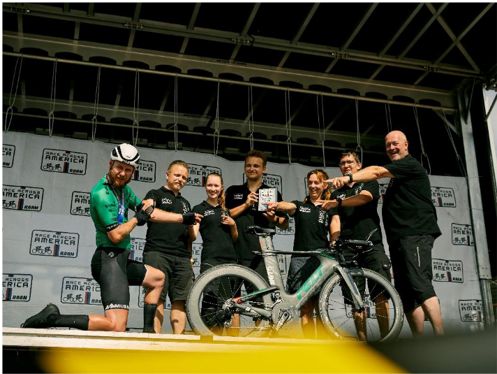 Fritz Geers und sein Team bei Siegerehrung auf Podium.